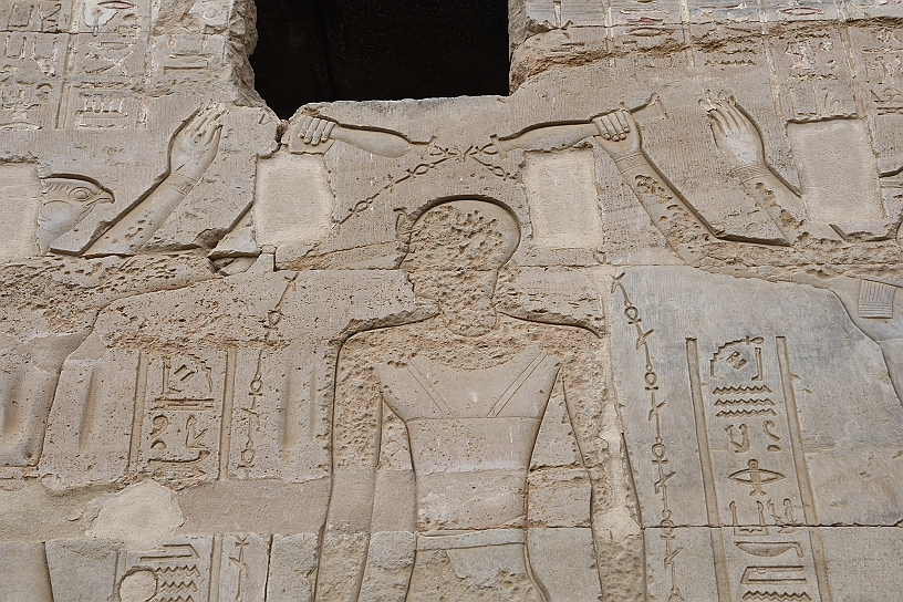 46 MAK_6348.jpg - L’acqua è rappresentati da una catena di simboli ankh (il simbolo della vita) a significare che il re viene lavato con la vita e la forza divina.